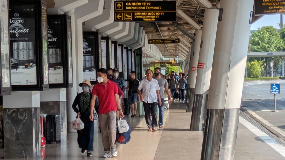 Trái ngược với khu vực đi, sảnh ga đến T1 ghi nhận cảnh tượng khá thông thoáng, hành khách lấy hành lý và di chuyển dễ dàng. Ảnh: Anh Tú