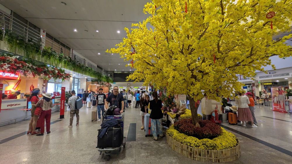  Sáng 22.2 (mùng 6 Tết), khu vực làm thủ tục tại nhà ga đi T1 khá đông đúc hành khách. Ảnh: Anh Tú