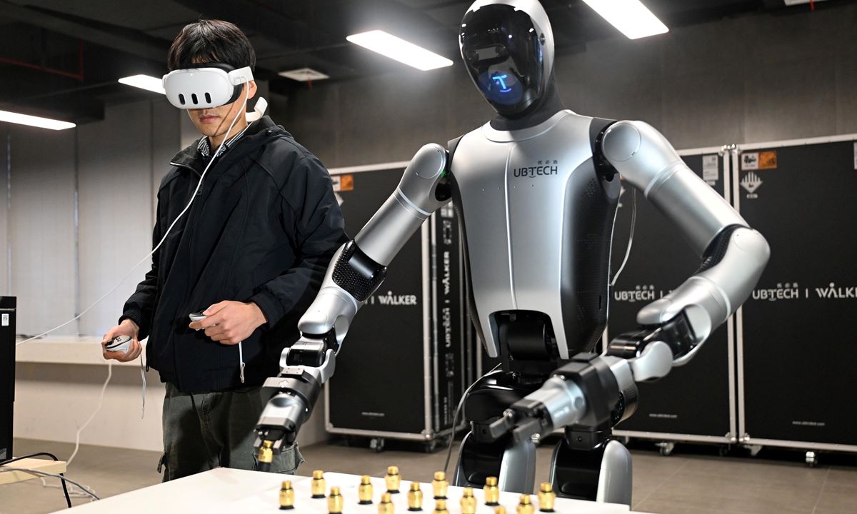 Wu Dongbo controls a human-shaped robot practicing screwing. Photo: Li Hanchi/GT