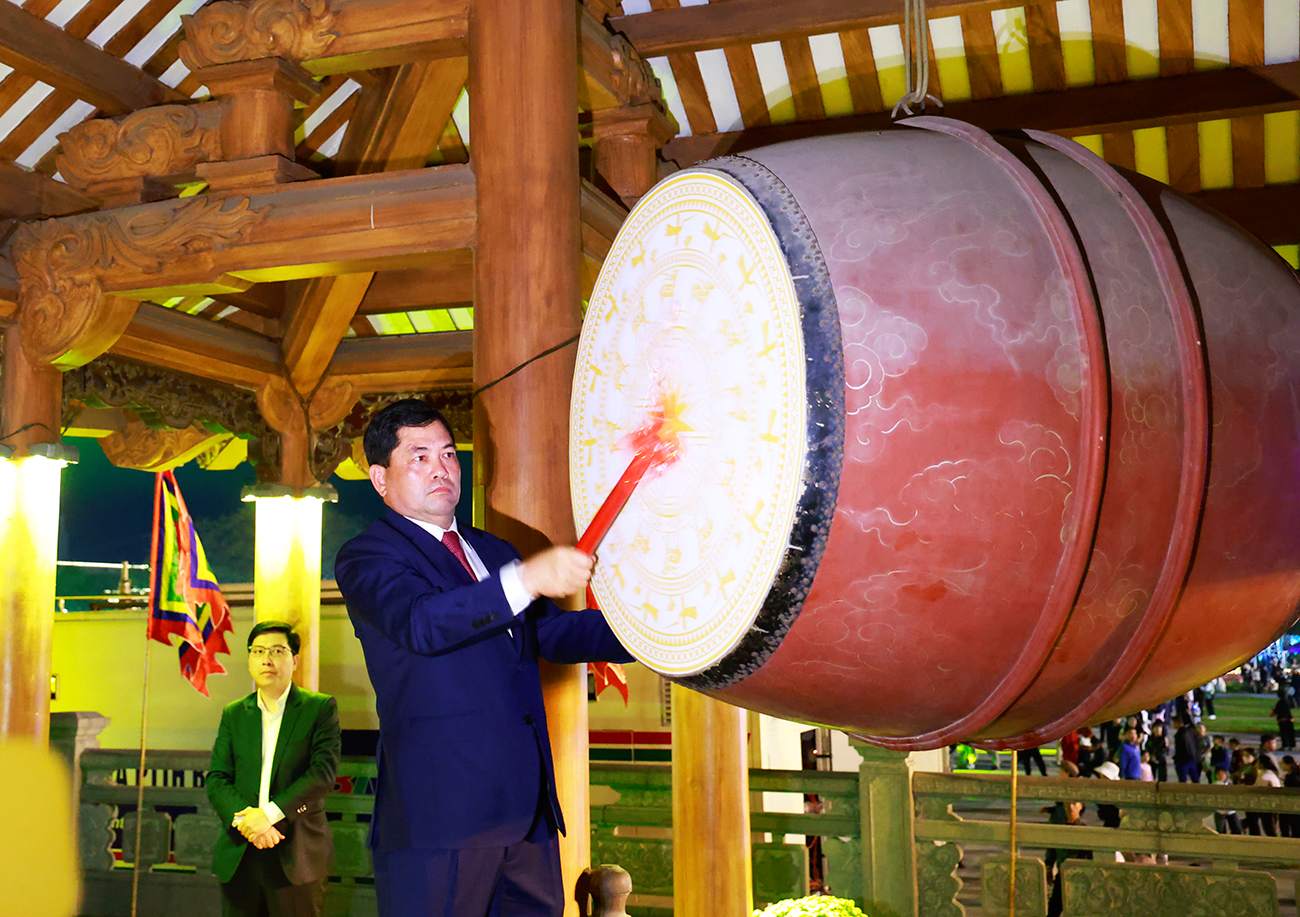 Ủy viên Trung ương Đảng, Bí thư Tỉnh ủy Nguyễn Hồng Thái thực hiện nghi thức thỉnh trống khai hội Xương Giang. Ảnh: Dương Thủy