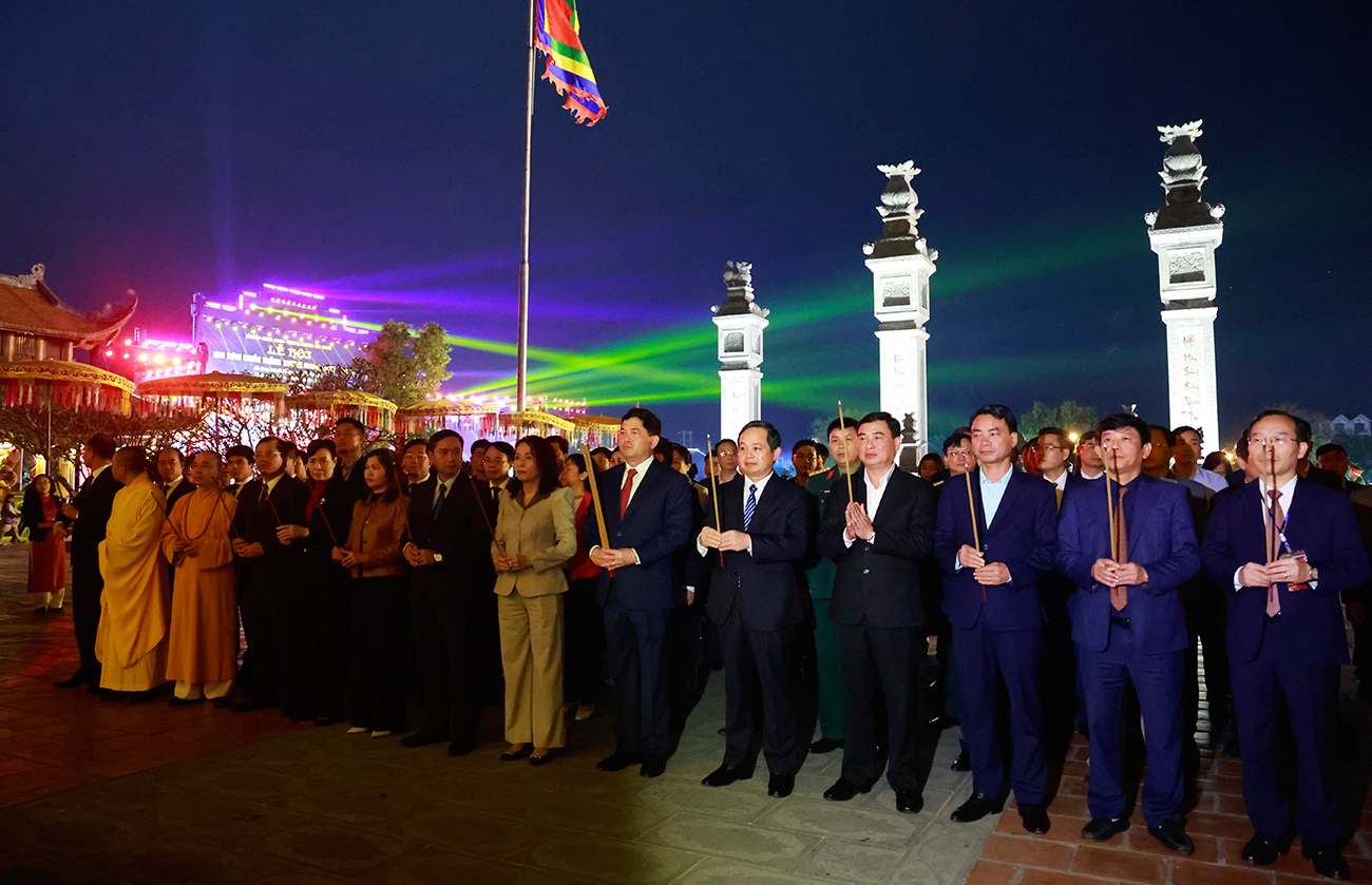 Ủy viên Trung ương Đảng, Bí thư Tỉnh ủy Bắc Ninh Nguyễn Hồng Thái cùng các đại biểu dâng hương