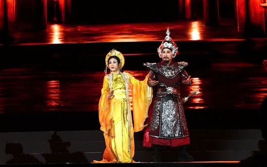 Meritorious Artist Kim Tu Long sublimates with Thanh Ngan. Photo: Mai Anh.