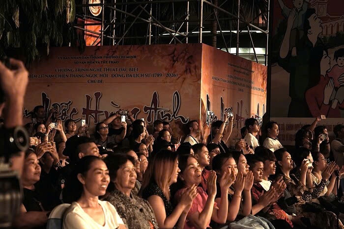 Khán giả theo dõi. 