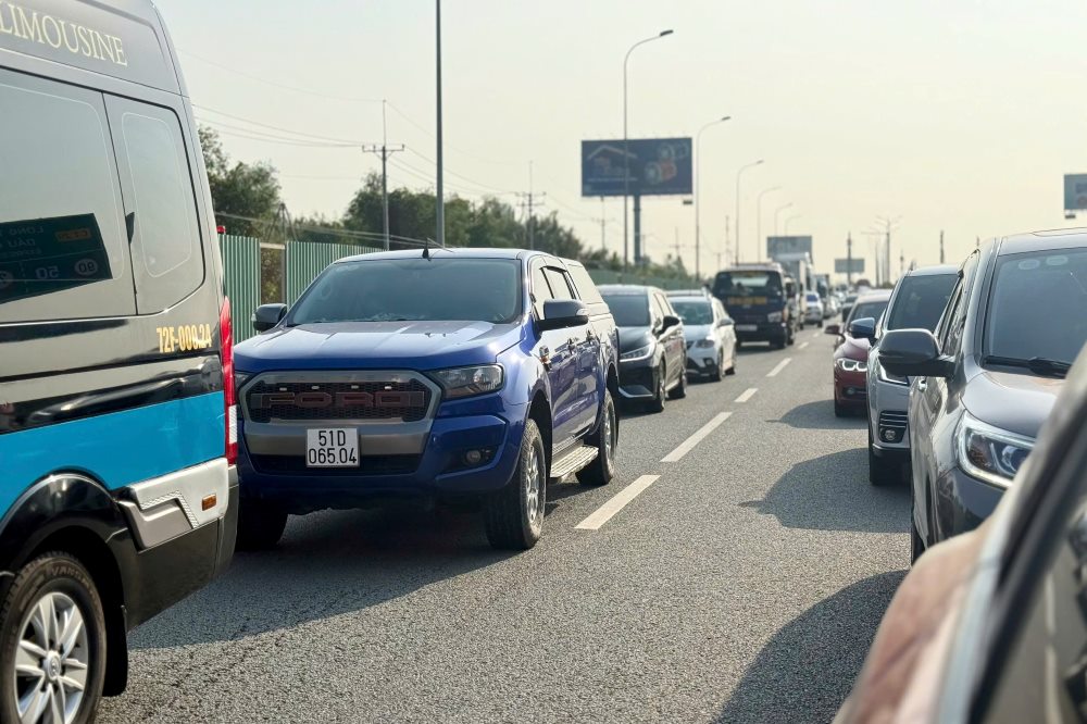 lượng phương tiện đổ về TPHCM tăng đột biến khiến cao tốc TPHCM - Long Thành - Dầu Giây nhiều thời điểm rơi vào tình trạng ùn ứ kéo dài. Ảnh: Huệ Thy