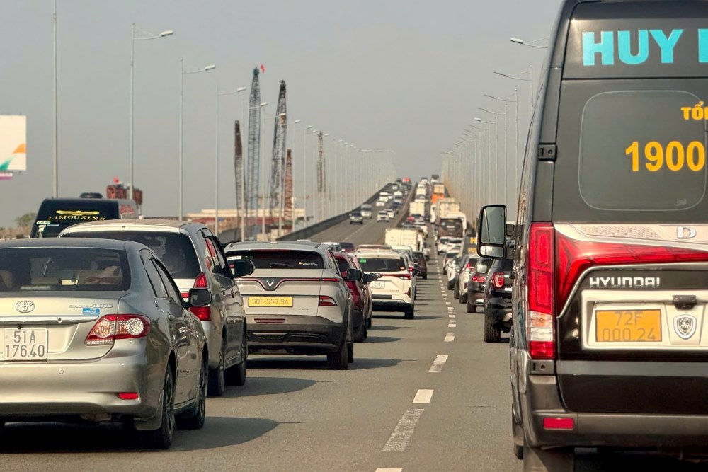Áp lực giao thông tăng cao ngày mùng 6 Tết khiến dòng xe nhích từng mét. Ảnh: Huệ Thy