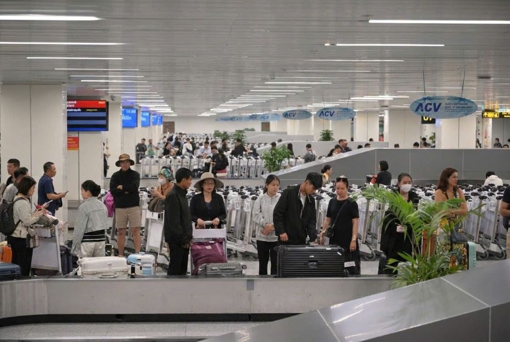 Ga đến T3 nhộn nhịp, tấp nập hành khách. Ảnh: Anh Tú