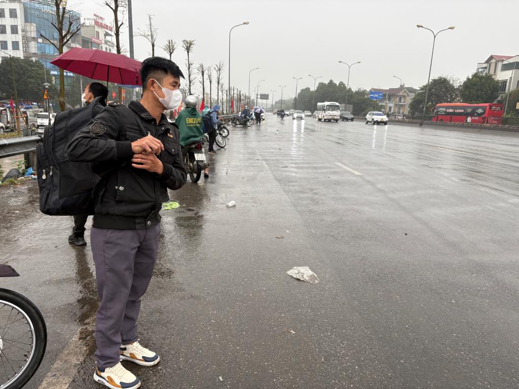 Anh Trần Xuân Trường chờ bắt xe khách để vào Thanh Hóa. Ảnh: Bảo Hân 