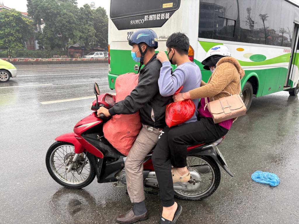 Xe ôm là phương tiện được nhiều người lao động lựa chọn để di chuyển từ nơi trả khách vào phòng trọ tại xã Thiên Lộc. Ảnh: Bảo Hân 