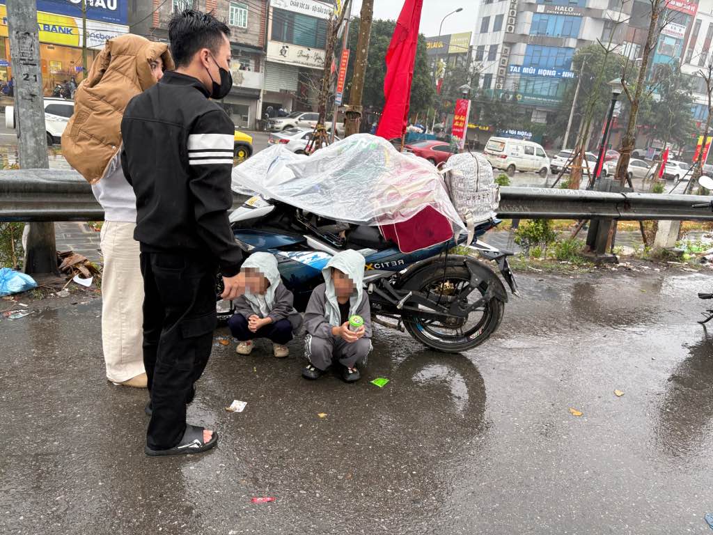 この労働者の家族は1時間も待っていましたが、タインホアに戻るためのバスに乗ることができませんでした。写真:バオ・ハン