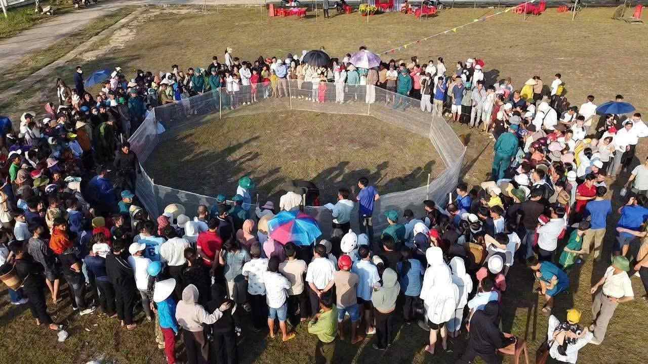 Đông đảo người dân, du khách thập phương trẩy hội Lồng tồng tại xã Cát Tiên 2. Ảnh: Phúc Khánh