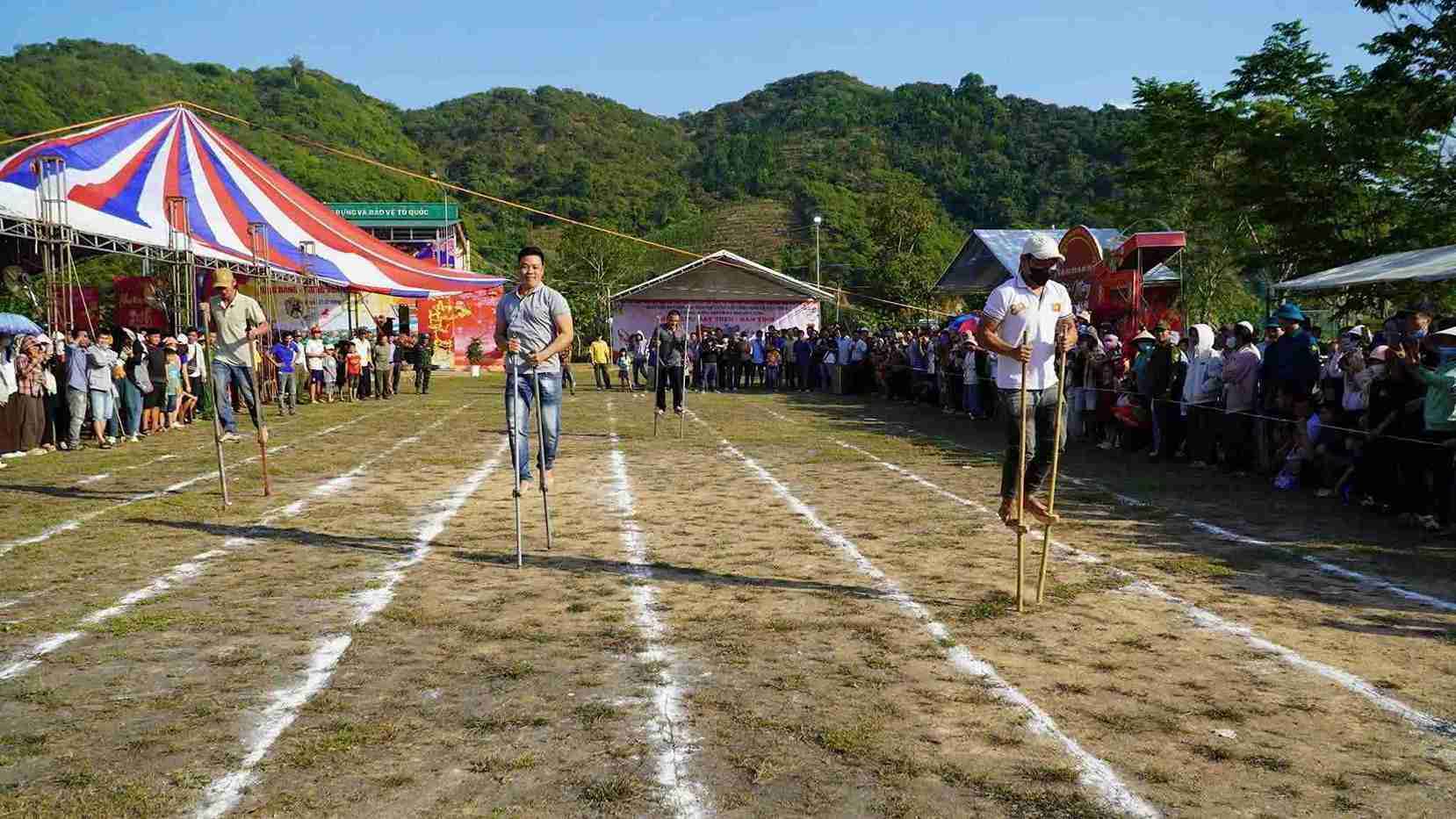 Trò chơi đi cà kheo tại lễ hội. Ảnh: Phúc Khánh