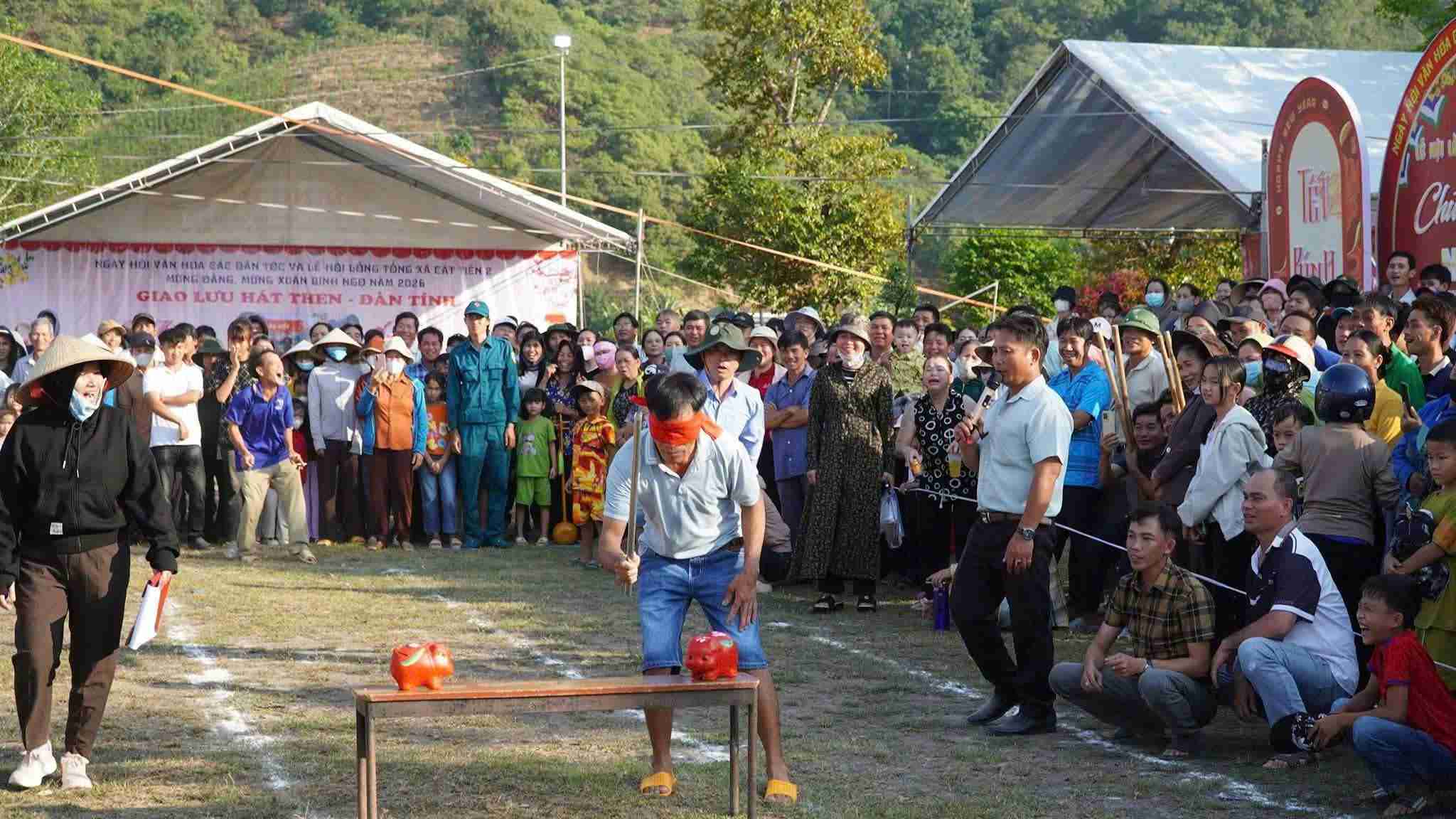 Người dân, du khách tham gia trò chơi đập heo đất. Ảnh: Phúc Khánh