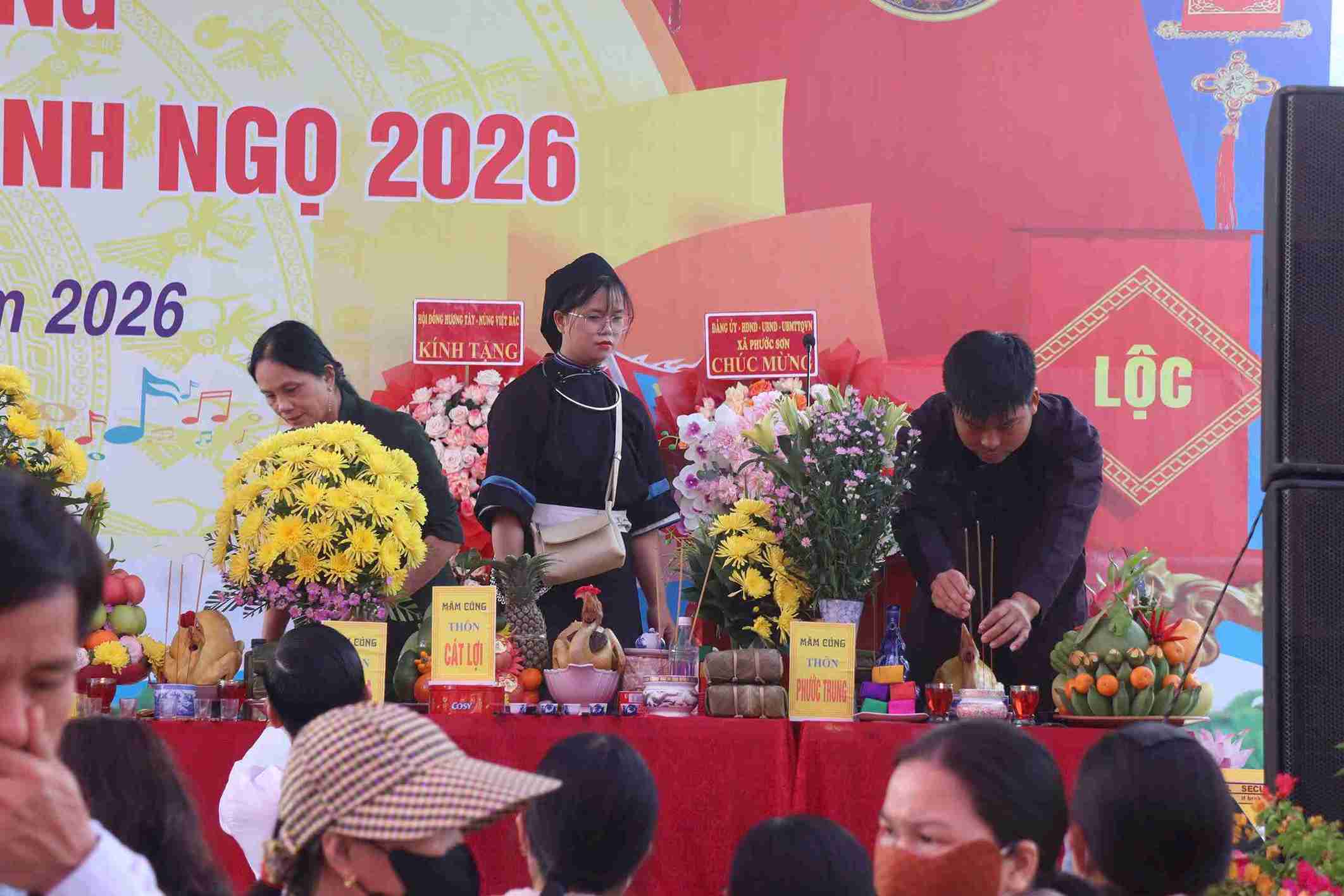 Các đội thi tham gia chưng bày mâm cỗ. Ảnh: Phúc Khánh