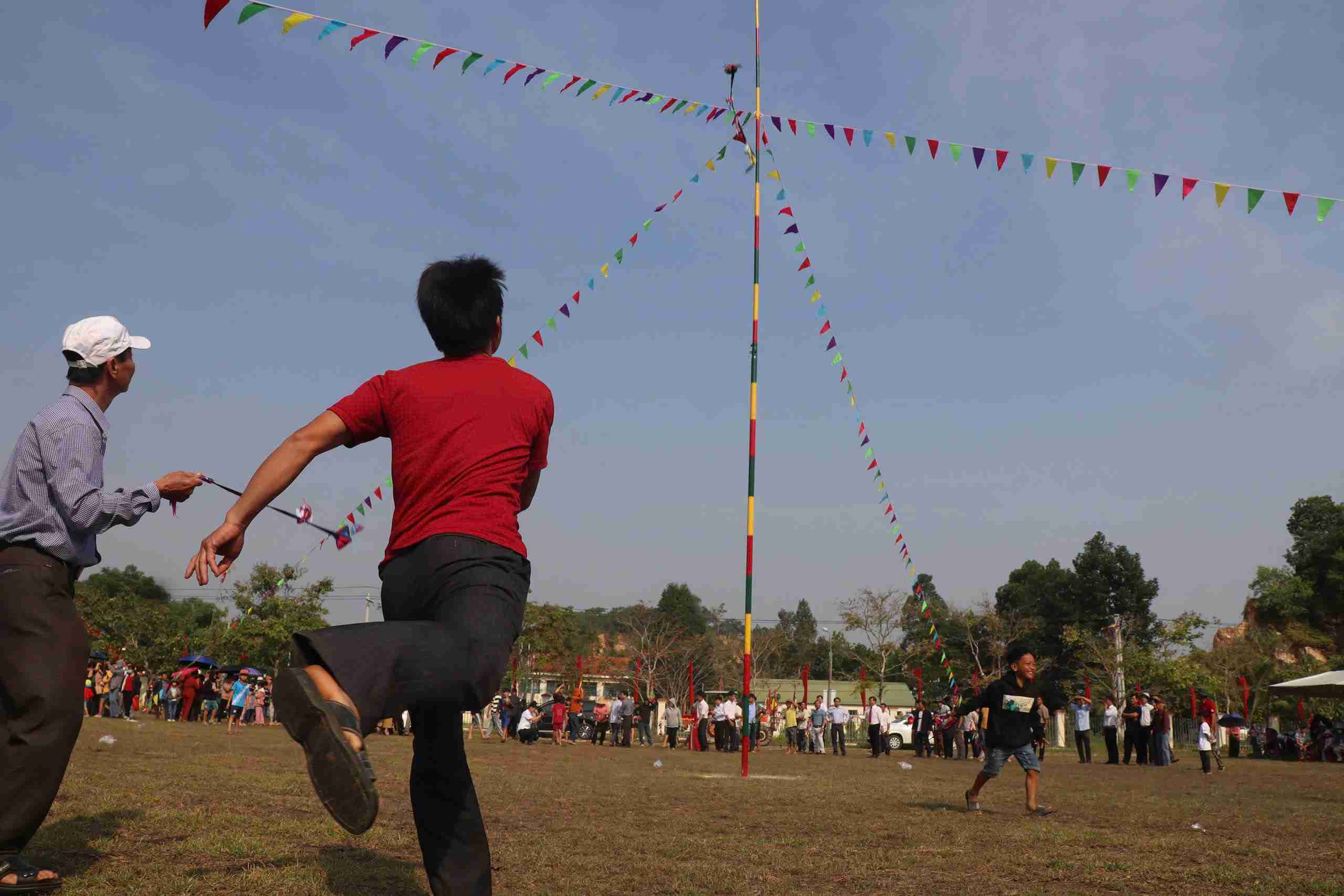 Người dân, du khách cùng tham gia trò chơi tung còn. Ảnh: Phúc Khánh