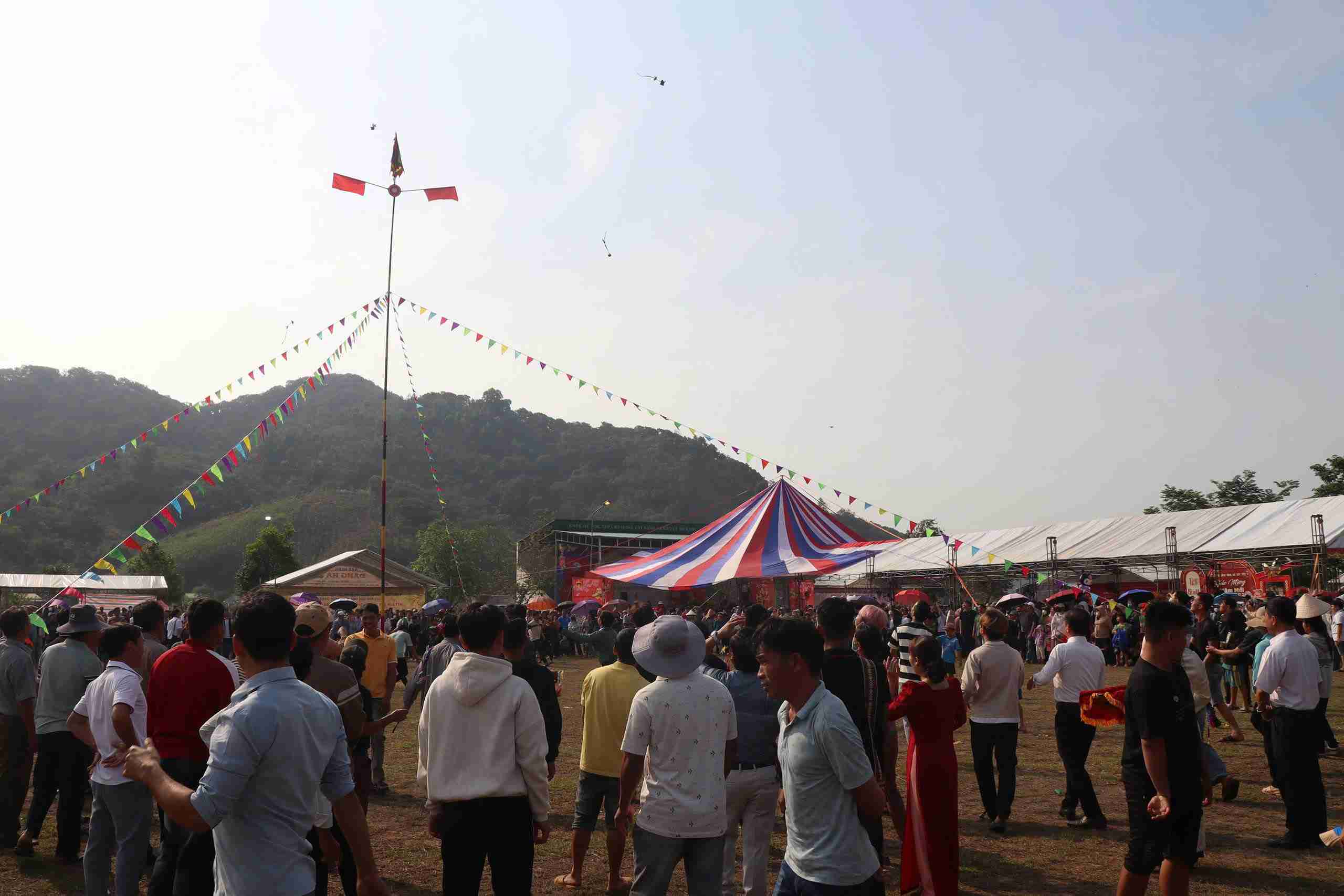 Thousands of people and tourists excitedly flock to the Long Tong festival in Cat Tien commune 2. Photo: Phuc Khanh