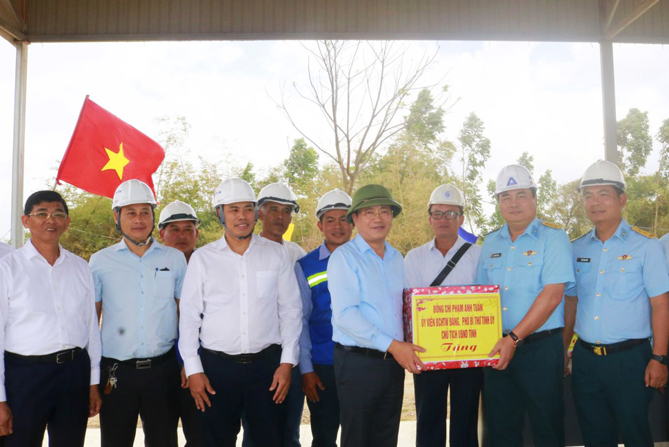 Chủ tịch UBND tỉnh Gia Lai Phạm Anh Tuấn tặng quà cho đơn vị thi công dự án. Ảnh: Kim Loan