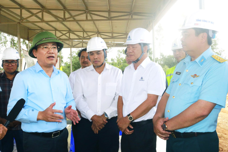 Chủ tịch UBND tỉnh Gia Lai Phạm Anh Tuấn kiểm tra tiến độ. Ảnh: Kim Loan