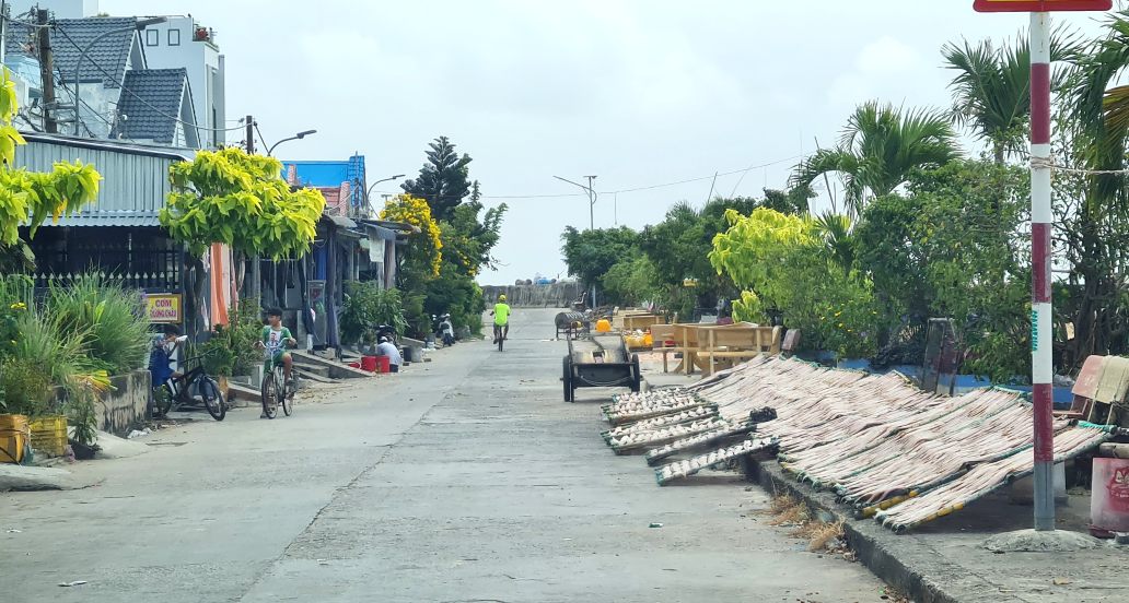 Sau khi hoàn thành dự án kè lấn biển tại Gành Hào tại vị trí sạt lở nhiều năm trước nay người dân sinh sống ổn định. Ảnh: Nhật Hồ.