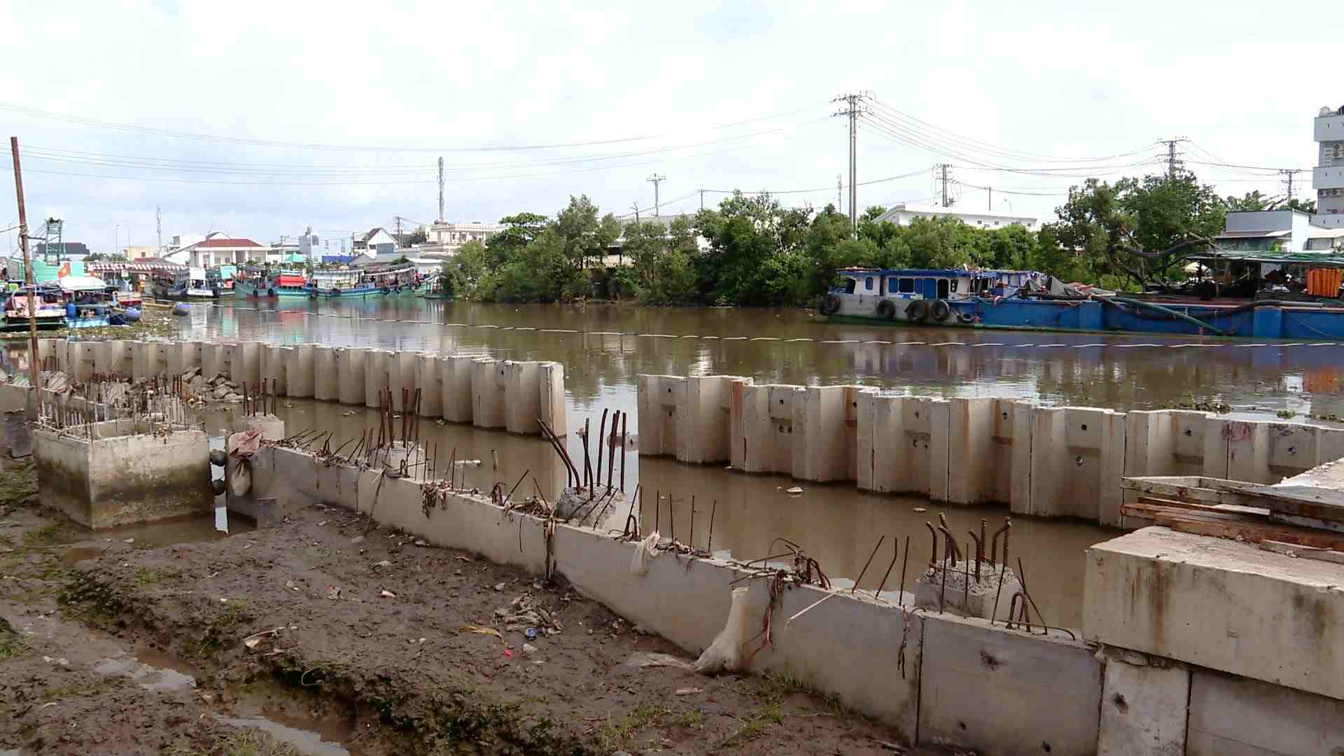 Kè chống sạt lở bờ sông tại Cà Mau. Ảnh: Nhật Hồ