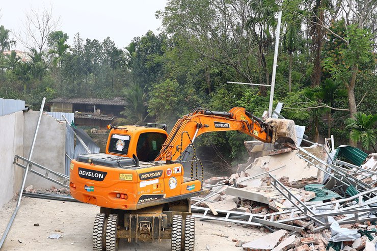 Xã Thạch Thất tổ chức cưỡng chế các trường hợp vi phạm đất đai. Ảnh: UBND xã Thạch Thất