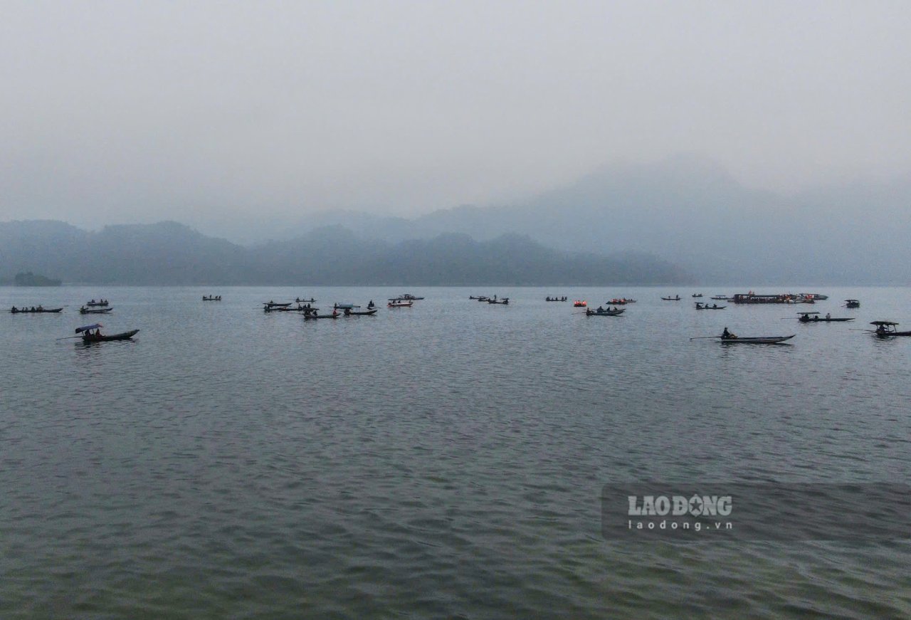 Hàng chục tàu, thuyền, cano được huy động để tìm kiếm các nạn nhân vụ lật tàu trên hồ Thác Bà. Ảnh: Văn Đức