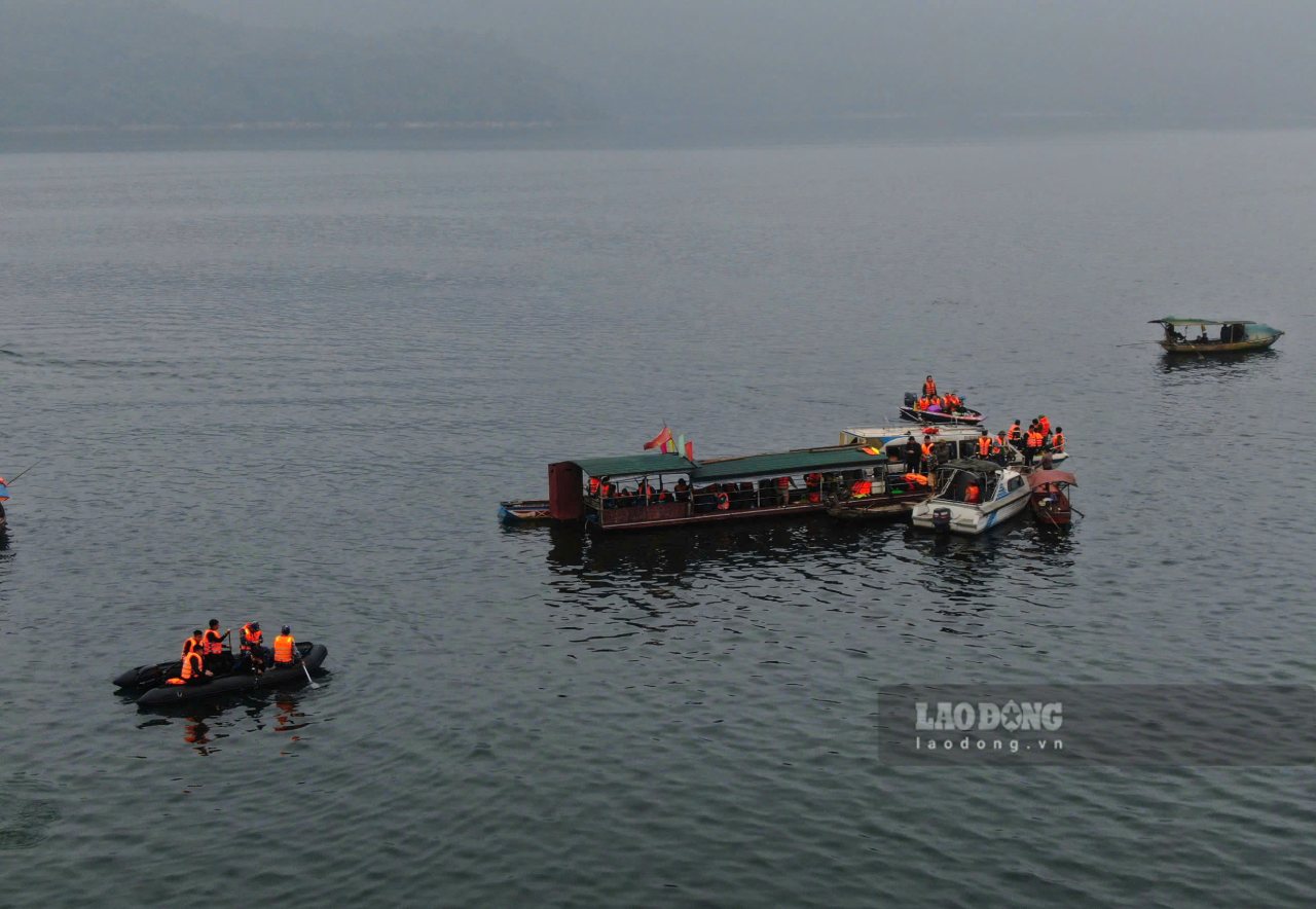 The search for the victims is being urgently deployed. Photo: Van Duc.