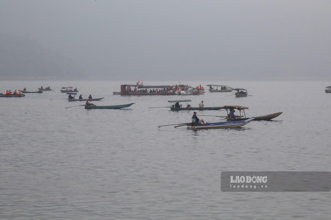 Nhiều thợ lặn được huy động để tìm kiếm các nạn nhân. Ảnh: Văn Đức