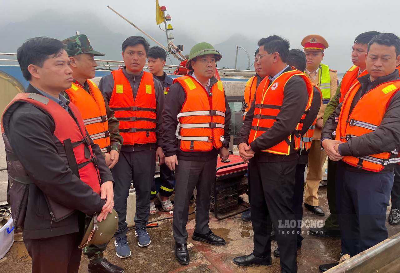Chủ tịch UBND tỉnh Lào Cai Nguyễn Tuấn Anh trực tiếp chỉ đạo công tác tìm kiếm các nạn nhân tại hiện trường vụ lật tàu. Ảnh: Văn Đức