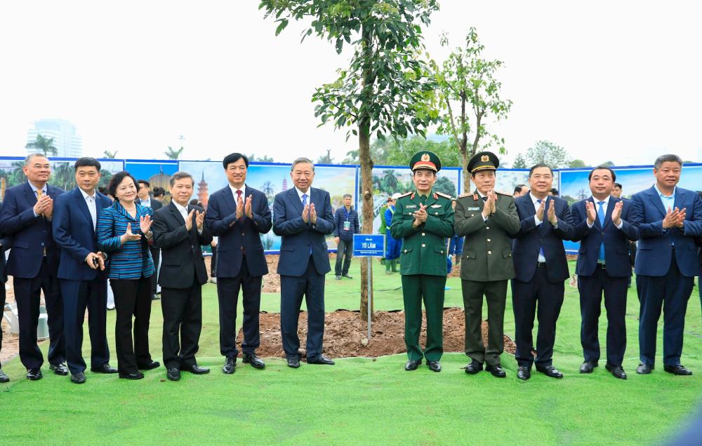 General Secretary To Lam and Party and State leaders, Hanoi city plant trees in the campus of the Vietnam Communist Party Museum project in Hanoi Capital. Photo Quang Thai