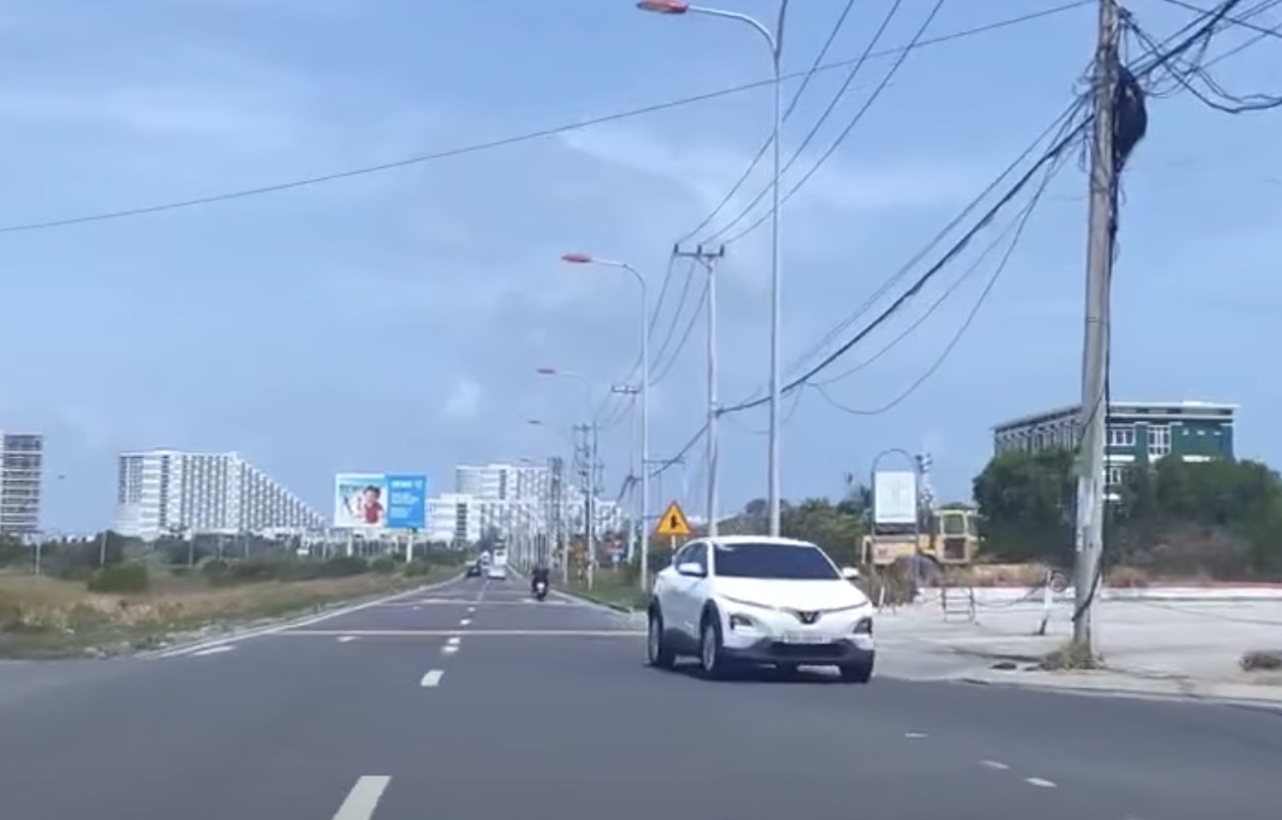 교통 경찰이 깜란 공항 근처에서 역주행한 자동차 운전자를 단속했습니다. 사진: 교통 경찰서