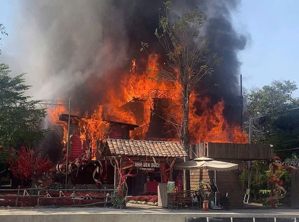 Scene of the coffee shop fire in Hiep Binh ward. Photo: People provided