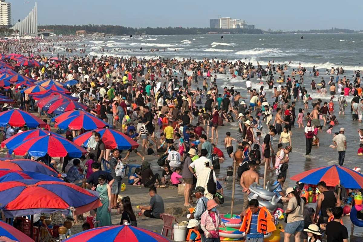 Biển Vũng Tàu chật cứng khách tắm biển từ mùng 2 đến mùng 5 Tết (18-21.2). Ảnh: Lê Quỳnh