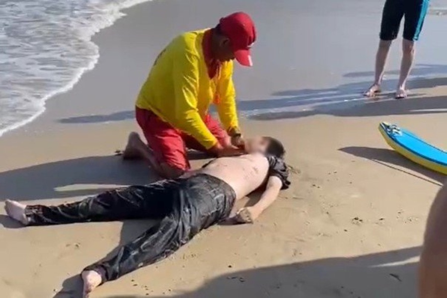 붕따우 해변에서 해수욕 중 위험에 처한 한 사례가 해안으로 옮겨져 응급 처치를 받고 병원으로 옮겨졌습니다. 현재 건강이 안정되었습니다. 사진: T.H. T