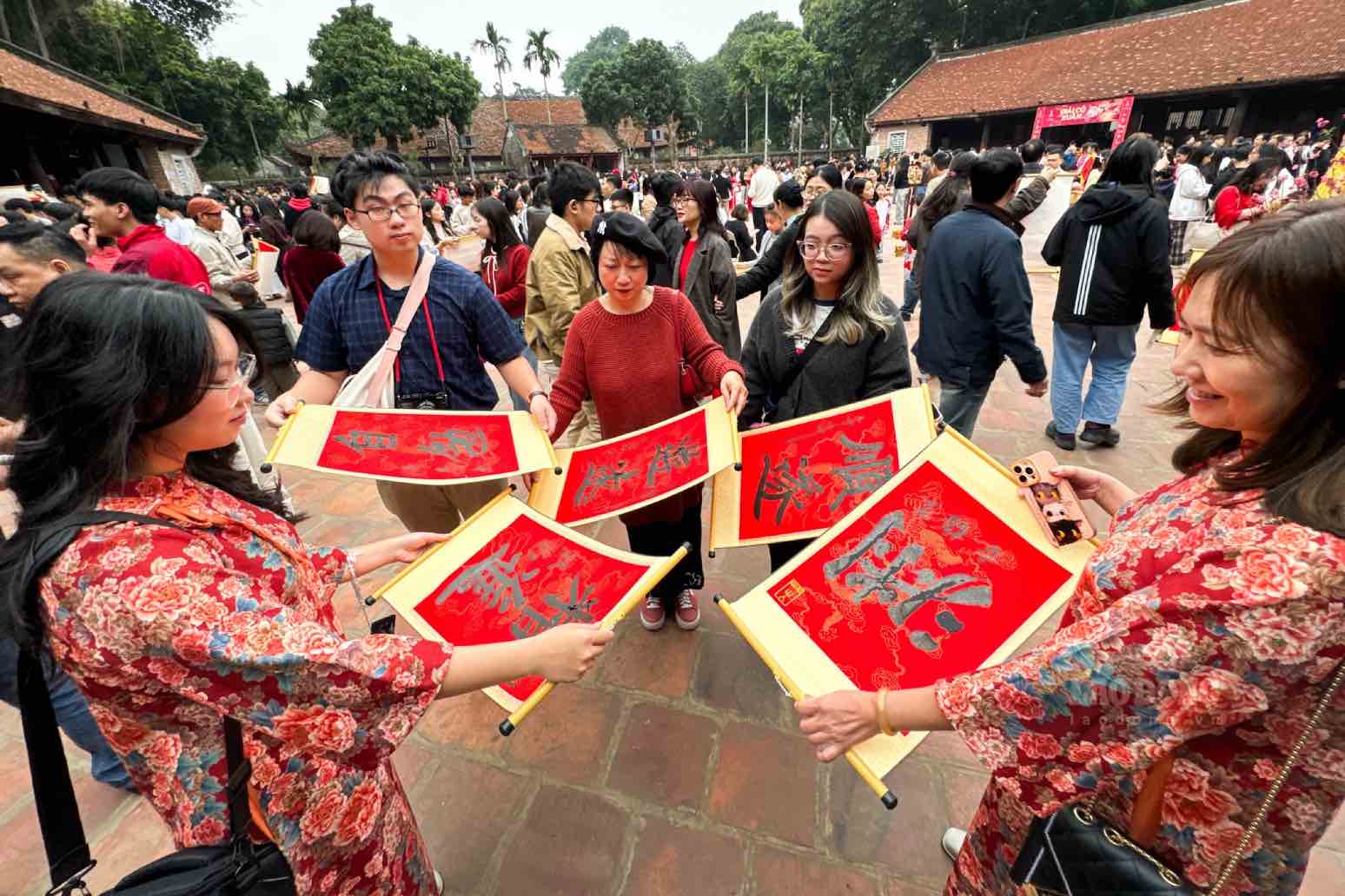 Tourists flock to visit, ask for calligraphy from Ong Do, and pay respects at Van Mieu - Quoc Tu Giam, Hanoi during the Binh Ngo Lunar New Year 2026. Photo: Hai Nguyen