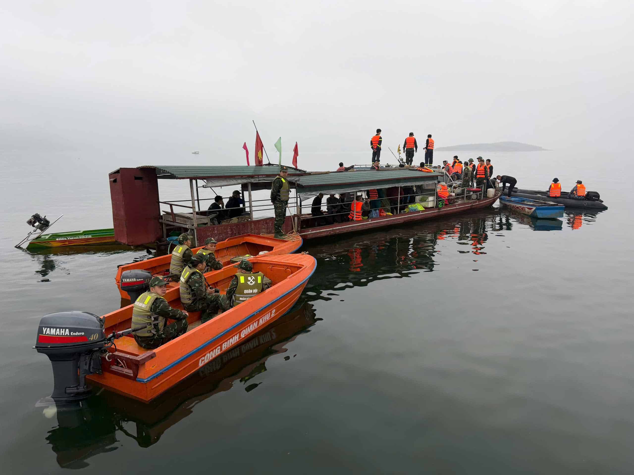 Naval Special Forces are mobilized to support the search for missing people in the shipwreck on Thac Ba Lake. Photo: Van Duc.