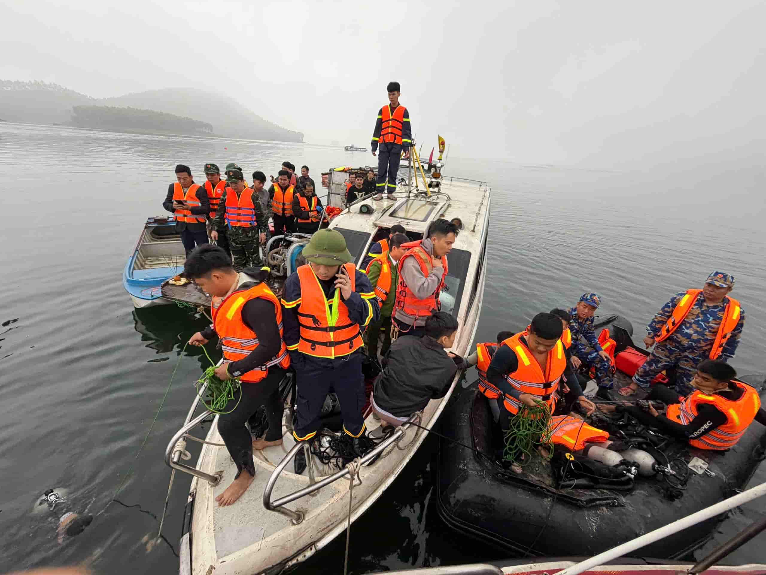 Di chuyển đến khu vực hiện trường vụ lật tàu. Ảnh: Văn Đức