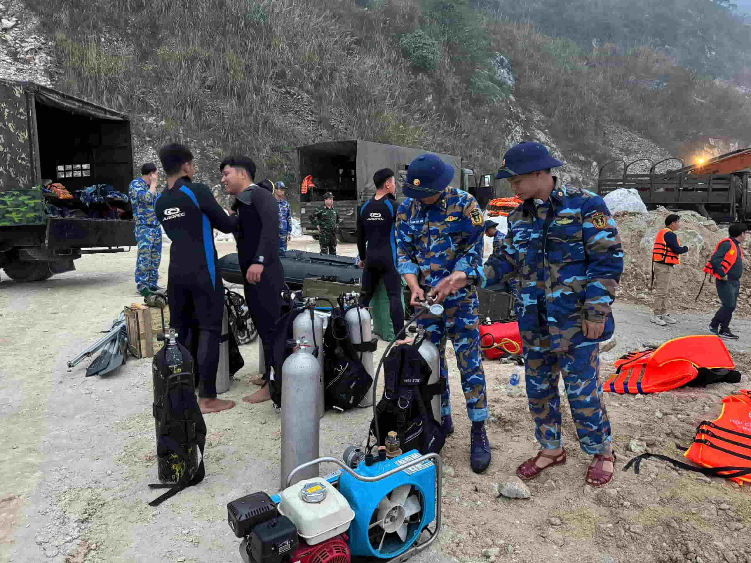 Các người nhái đặc công chuẩn bị trang thiết bị. Ảnh: Văn Đức