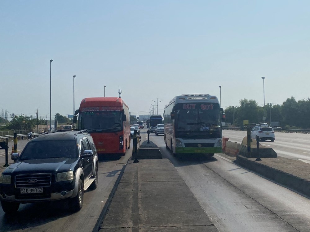 Các phương tiện nối đuôi nhau trên cao tốc TPHCM - Trung Lương. Ảnh: Anh Tú