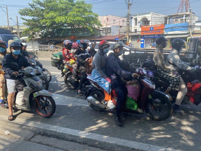 Dòng xe đông đúc trên quốc lộ 1 hướng về TPHCM, không xảy ra tình trạng ùn ứ. Ảnh: Anh Tú