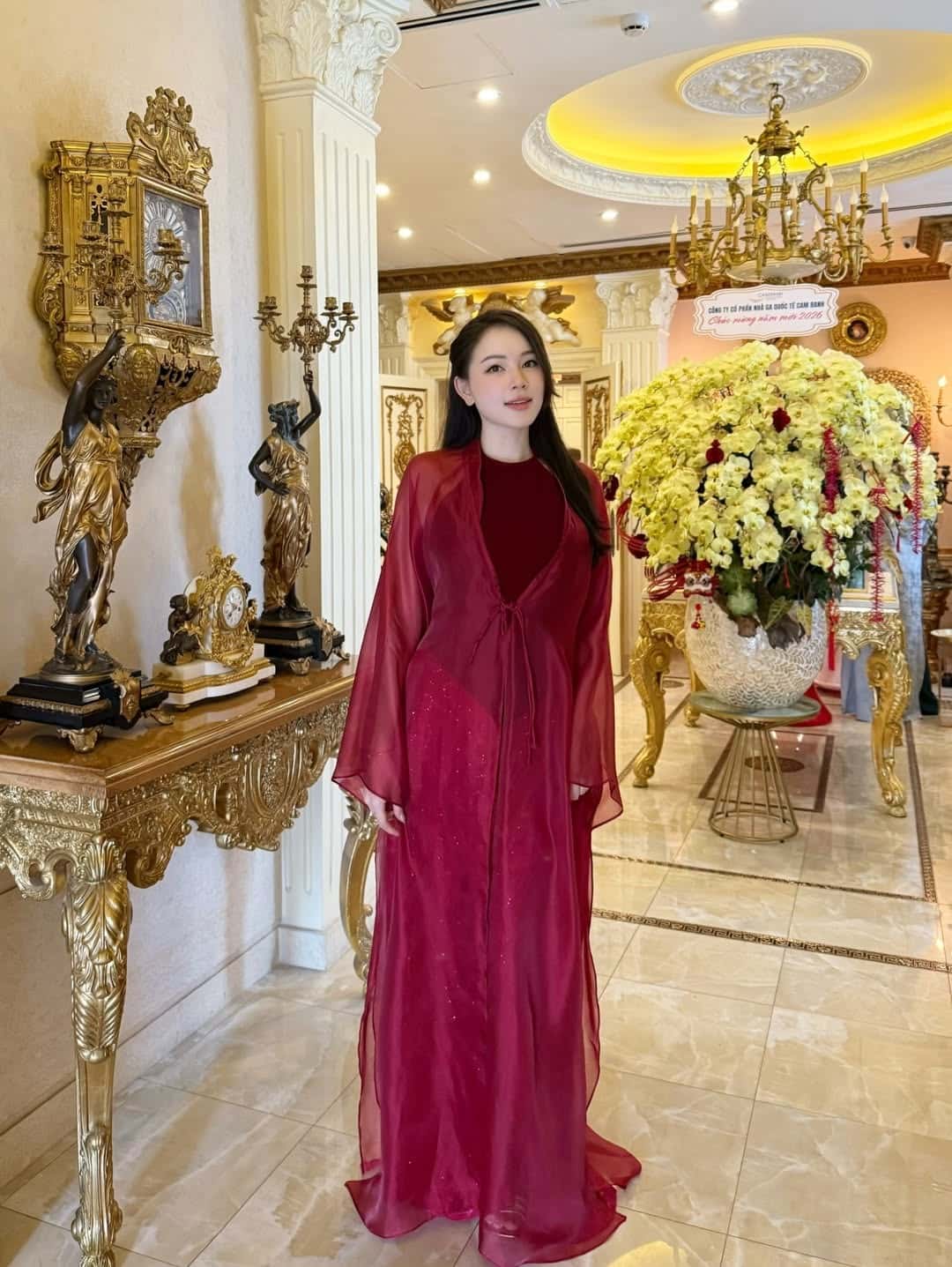 Linh Rin chia sẻ khoảnh khắc diện áo dài đỏ rực trong ngày mùng 1 Tết Bính Ngọ. Ảnh NVCC