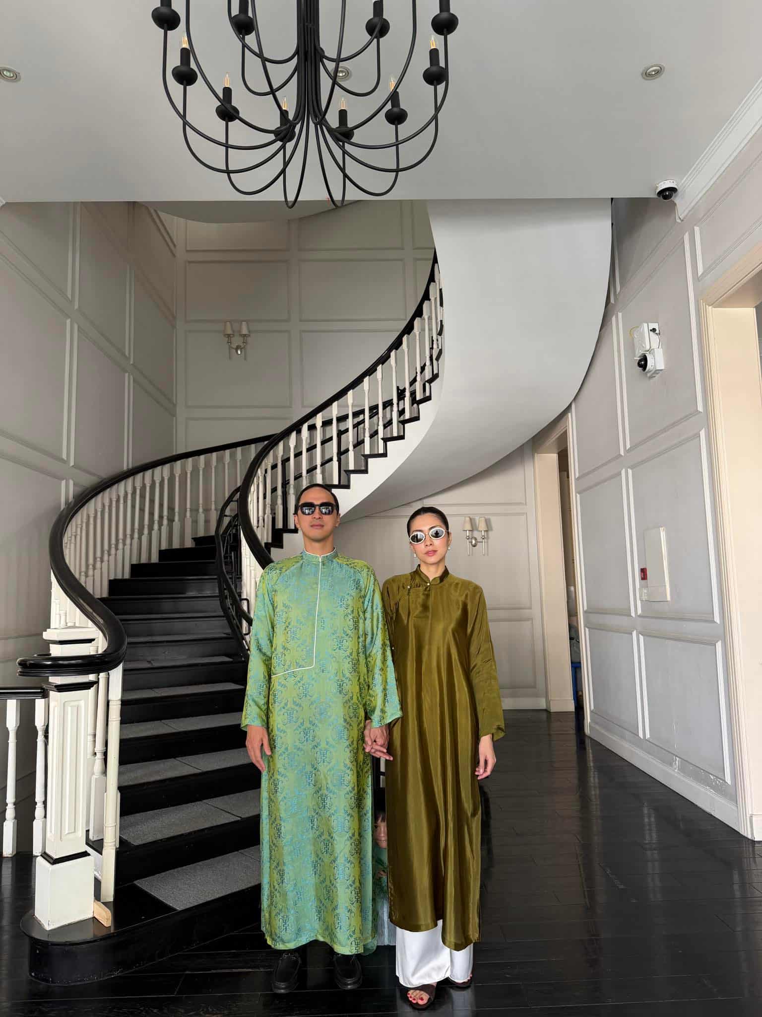 Tăng Thanh Hà - con dâu tỉ phú Jonnathan Hạnh Nguyễn khoe ảnh sánh đôi bên chồng. Ảnh NVCC