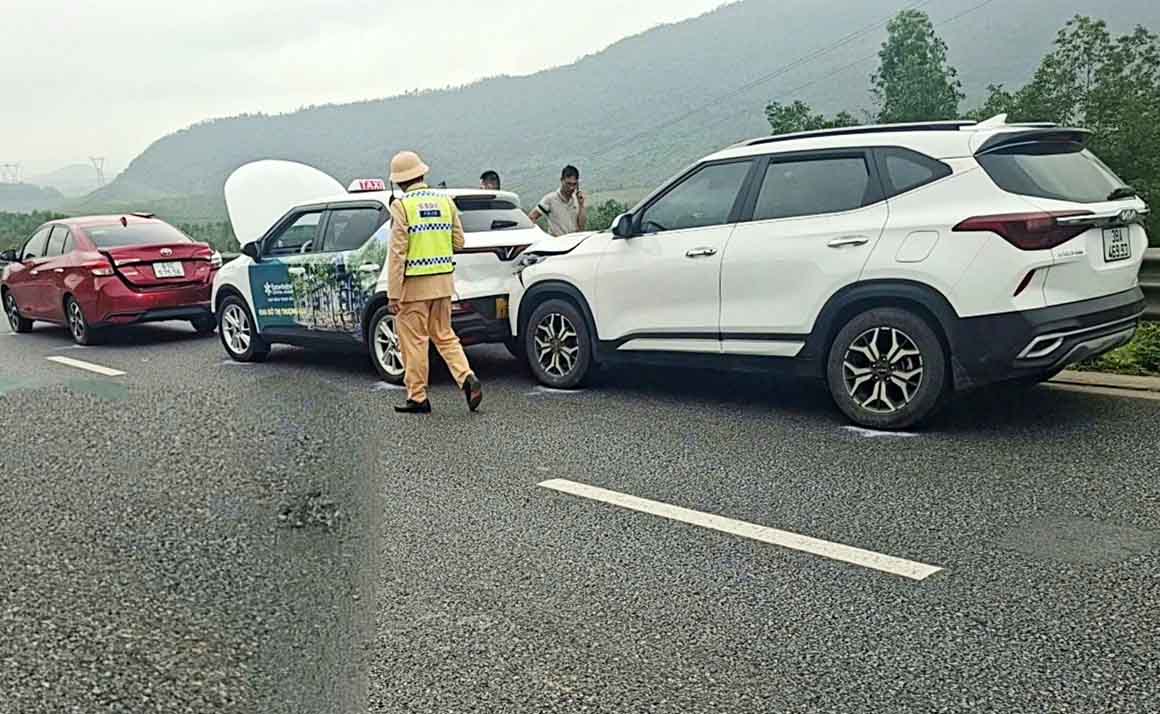 Scene of the accident on the highway in Ha Tinh. Photo: Duc Tuan