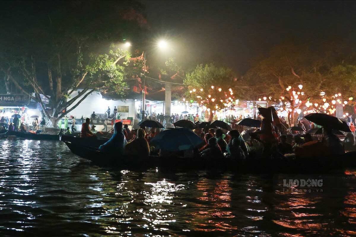 Bến đò đông kín khách, có khi rơi vào tình trạng quá tải. Ảnh: Hải Nguyễn