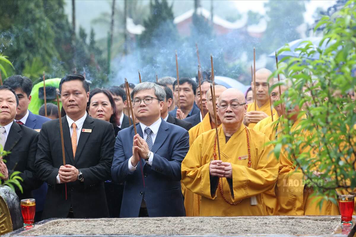 Các đại biểu, nhà sư dâng hương tại chùa Thiên Trù. Ảnh: Hải Nguyễn