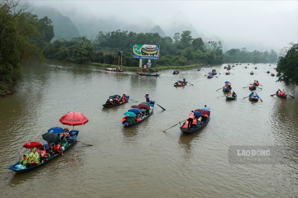 Người dân và du khách đi thuyền vào trẩy hội. Năm nay, Ban Tổ chức kiên quyết nói không với xuồng máy tại khu di tích. Ảnh: Hải Nguyễn