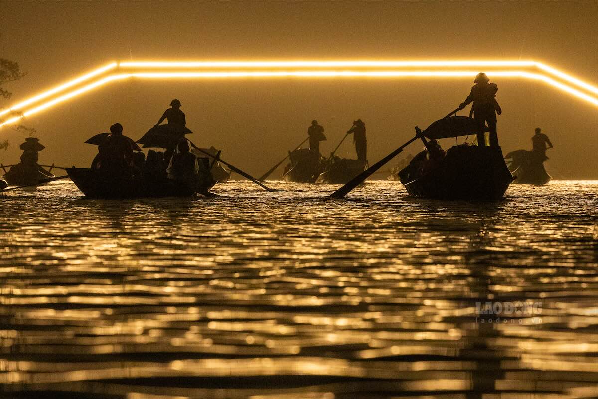 Du khách từ khắp nơi đổ về Chùa Hương ngày khai hội từ rạng sáng. Ảnh: Hải Nguyễn