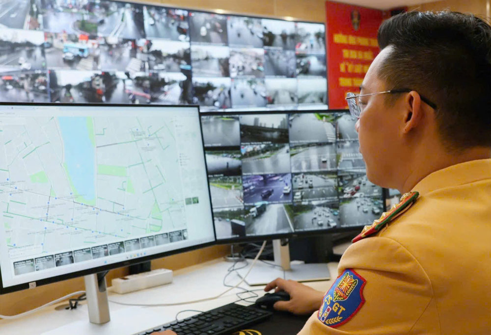 Cán bộ CSGT thực hiện nhiệm vụ tại Trung tâm điều khiển giao thông. Ảnh Tô Thế
