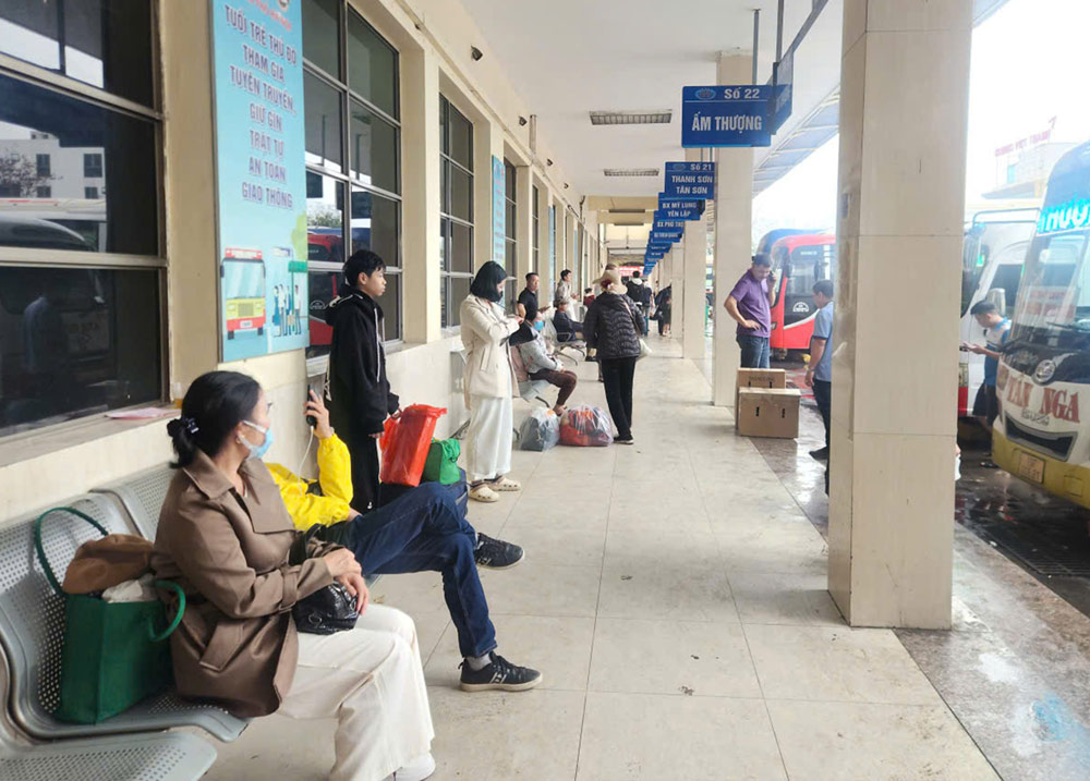 Hôm nay Hà Nội có mưa nên khách di chuyển cũng cặp nhiều khó khăn. Ảnh: Đặng Tiến