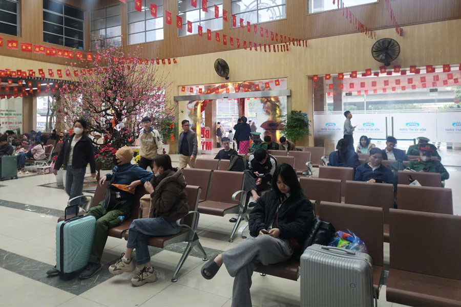 Lượng khách đổ về bến xe Mỹ Đình (Hà Nội) trong ngày cuối cùng nghỉ Tết. Ảnh: Đặng Tiến