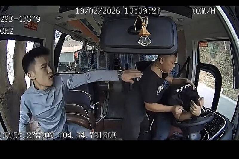 Lái xe của Công ty CP vận tải Khánh Linh Trans bị hành hung khi dừng đỗ ven QL6. Ảnh: Anh Đức